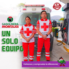 Paramédicos de Cruz Roja Mexicana frente a su ambulancia en la estación