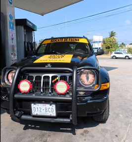 Unidad de rescate de fauna cargando combustible en la estación