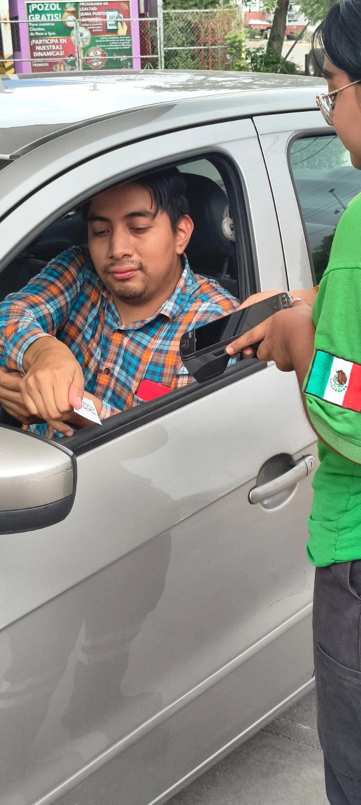 Despachador escaneando el código del cliente