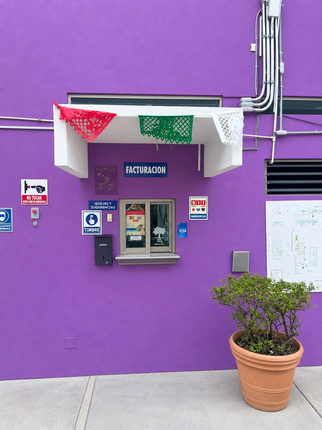 Ventanilla del área de facturación de la estación