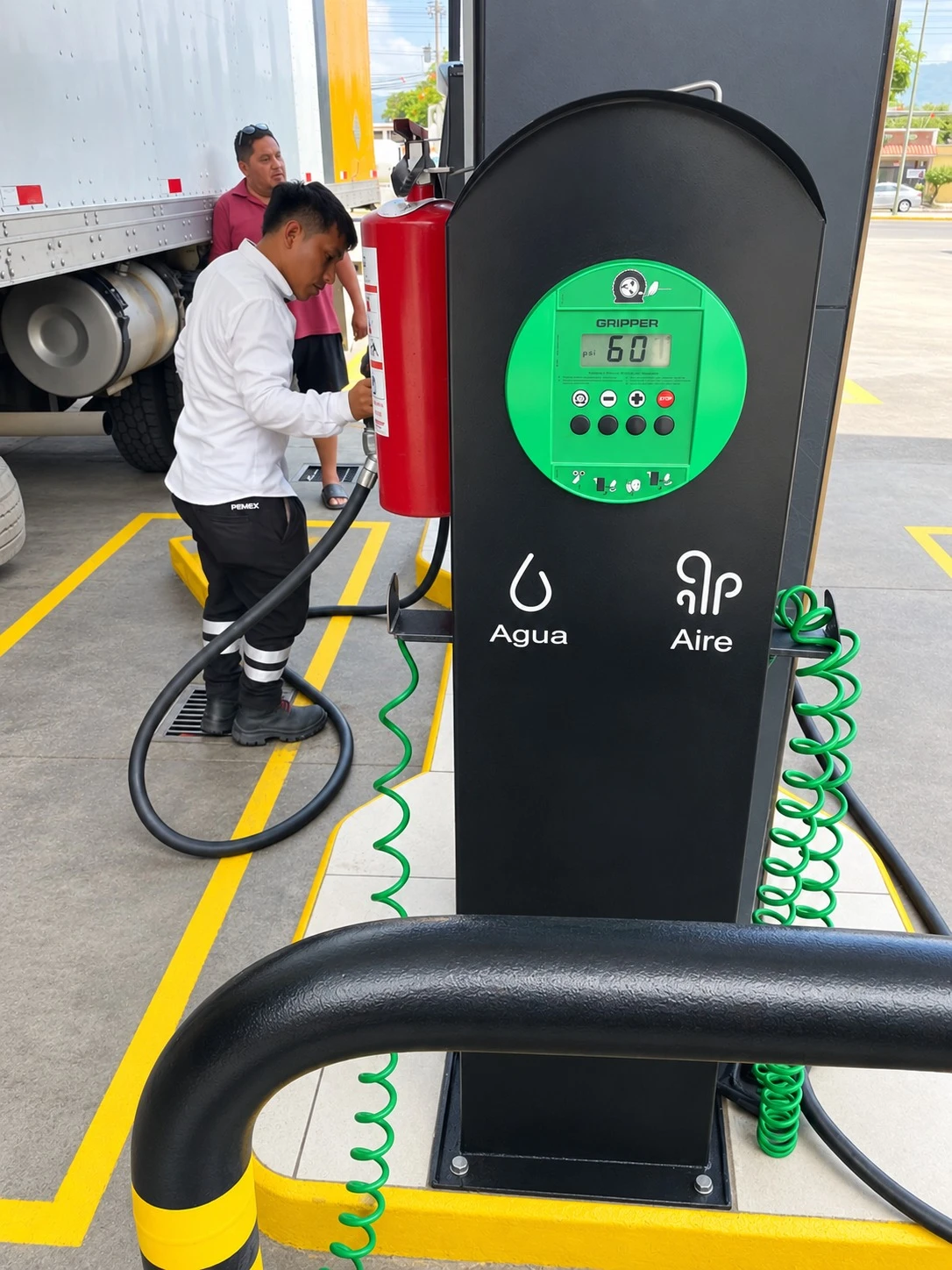 Despachador usando el dispensador de aire y agua